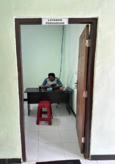Layanan pengaduan pemukiman kembali di Kawasi, yang didirikan oleh pemerintah daerah