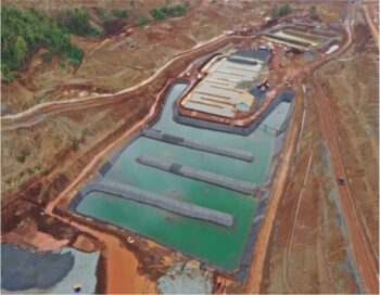 Kolam lindi tempat air dari fasilitas tailing tumpukan kering diuji, diolah, dan dialirkan ke sistem pengelolaan air limpasan untuk pengujian lebih lanjut. Sumber: Harita